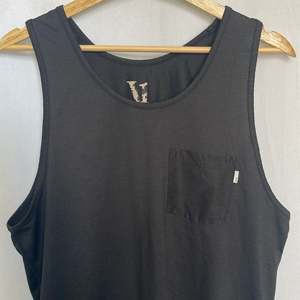 Vuori Men's Tradewind Performance Tank Top Size M Sleeveless Pocket Black EUC - Picture 4 of 10